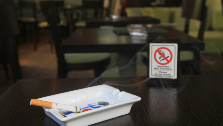 “Τσουχτερά” πρόστιμα για όσους παραβούν το νόμο απαγόρευσης του καπνίσματος (video)