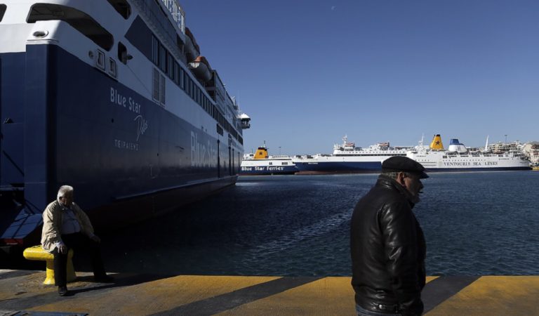 Πτώση άνδρα από επιβατηγό πλοίο στο λιμάνι του Πειραιά