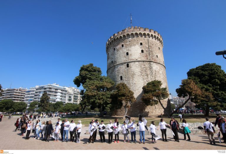 Παιδιά με σύνδρομο Down αγκάλιασαν το Λευκό Πύργο