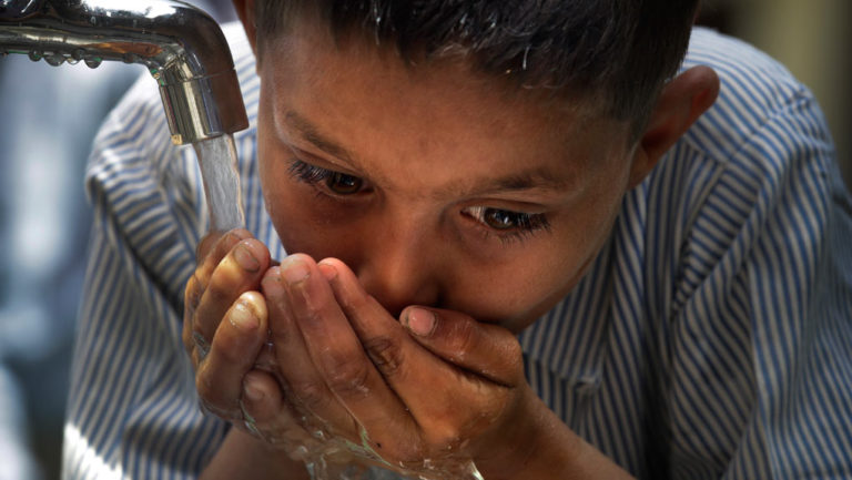 UNICEF: 2,1 δισεκατομμύρια άνθρωποι δεν έχουν πόσιμο νερό στο σπίτι