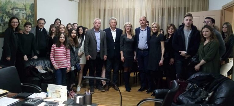 Σέρβοι μαθητές στον δήμαρχο Σοφάδων