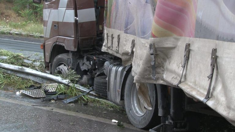 Ανετράπη νταλίκα στην ΕΟ στο ύψος της Γυρτώνης-Κλειστό το ρεύμα προς Αθήνα