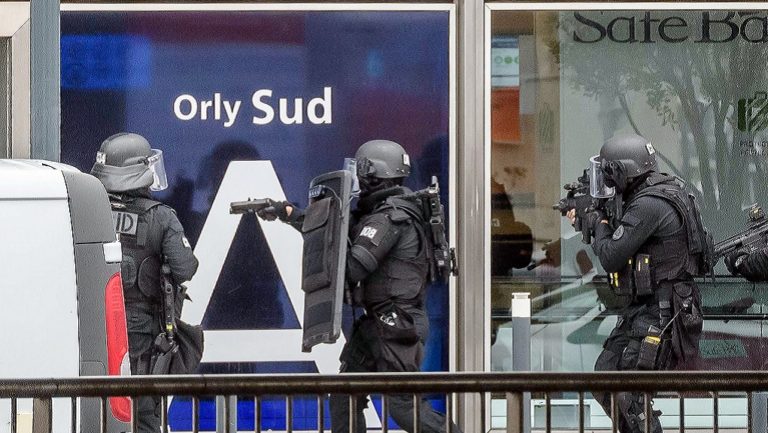 Νεκρός ύποπτος που προσπάθησε να κλέψει όπλο στρατιώτη στο αεροδρόμιο Ορλί (video)