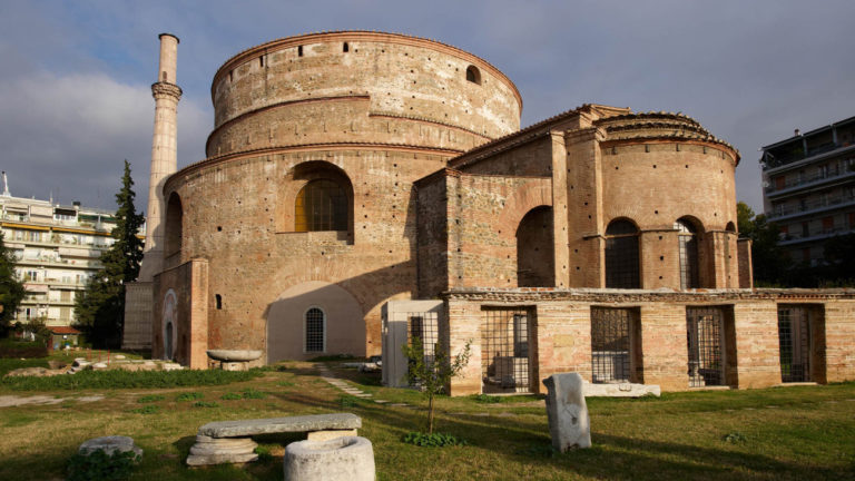 Στο μνημείο της Ροτόντας ο Κ. Μητσοτάκης για το βραβείο “Αυτοκράτειρα Θεανώ” [Live]