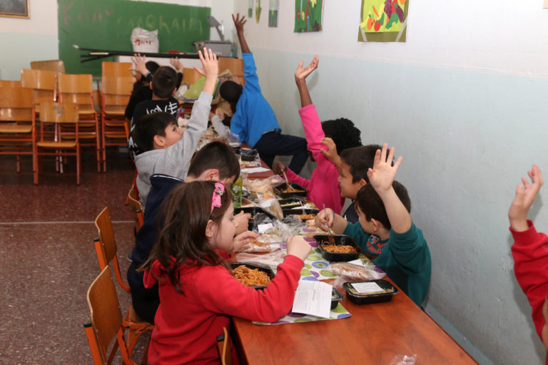 Σχολικά γεύματα σε μαθητές 28 σχολείων στην Π.Ε. Λάρισας