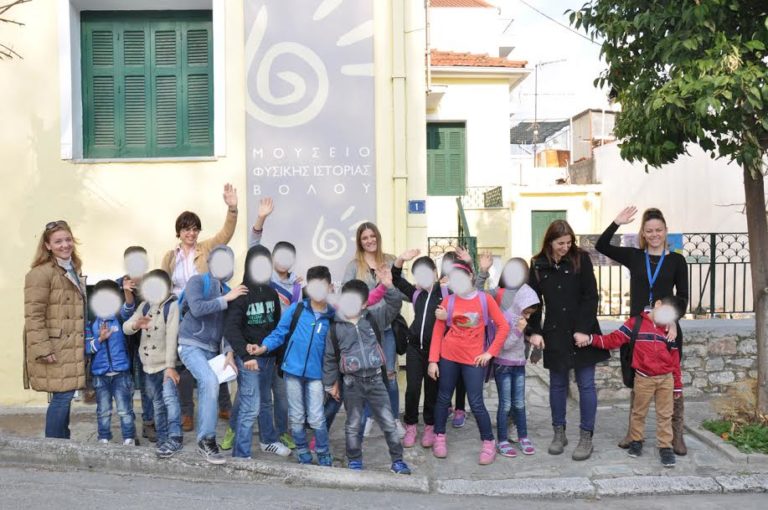 Βόλος: Παιδιά από τη Συρία μαθαίνουν για τους δεινόσαυρους