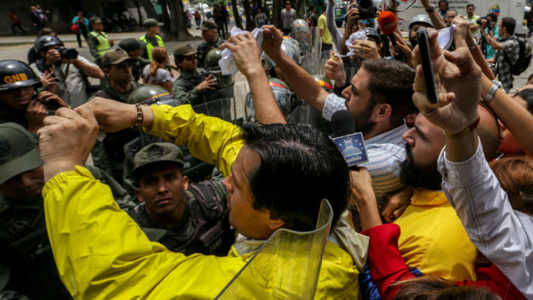 Διεθνείς αντιδράσεις για “πραξικόπημα” και “πλήγμα για τη δημοκρατία” στη Βενεζουέλα
