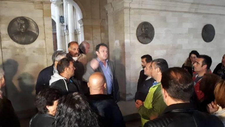 Πληρώνονται και επιστρέφουν στη δουλειά