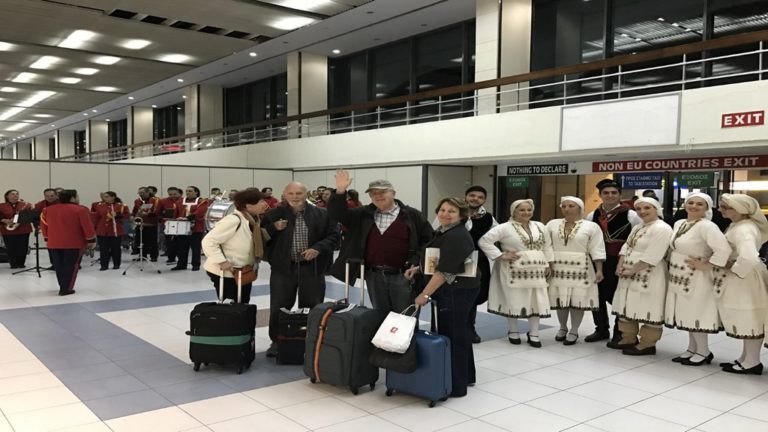 Θερμή υποδοχή στους πρώτους τουρίστες της Ρόδου