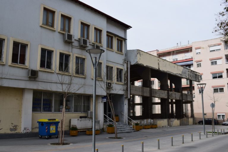 Ορεστιάδα: Κατεδαφίζεται το “ερείπιο” δίπλα στο δημαρχείο