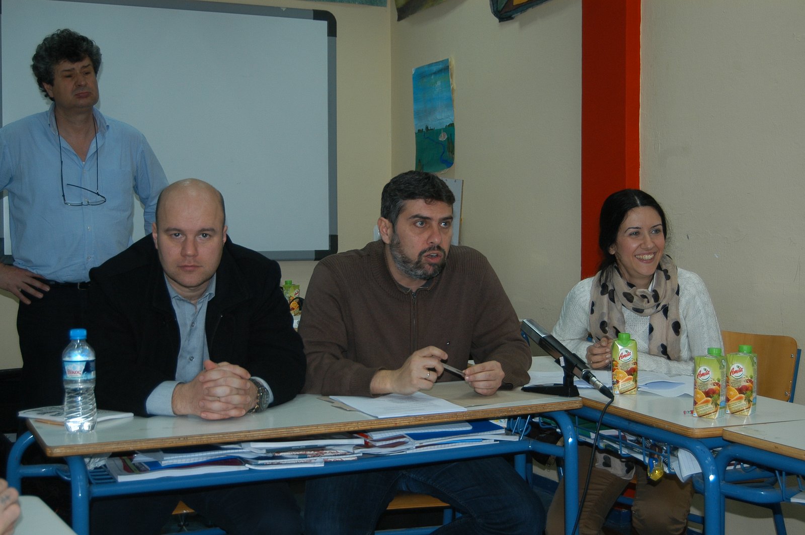 Οι τρεις παραγωγοί της εκπομπής του ΚΕΜΕ με τον ηχολήπτη Λευτέρη Ζάρπα