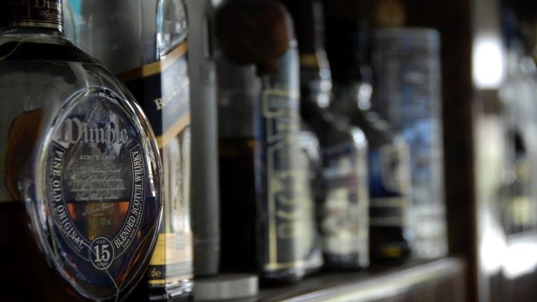 Επιχείρησε να στείλει λαθραία 1.380 φιάλες αλκοολούχων
