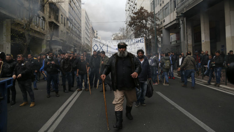 Ένταση και επεισόδια στο αγροτικό συλλαλητήριο – Αντιδράσεις εντός Βουλής (video)