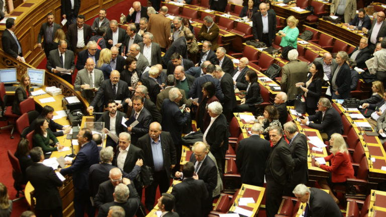 Παραπομπή Παπαντωνίου με 252 ψήφους, αποφάσισε η Βουλή (video)