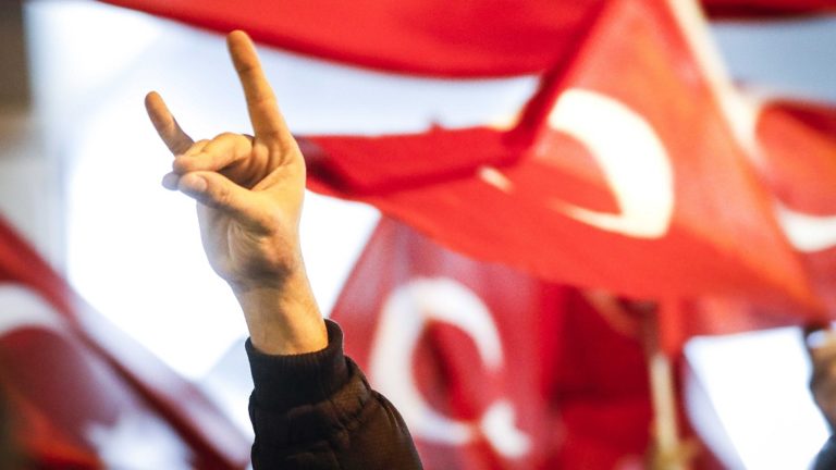 “Για το μακρύ χέρι του Ερντογάν” ανησυχεί Γερμανός συγγραφέας τουρκικής καταγωγής