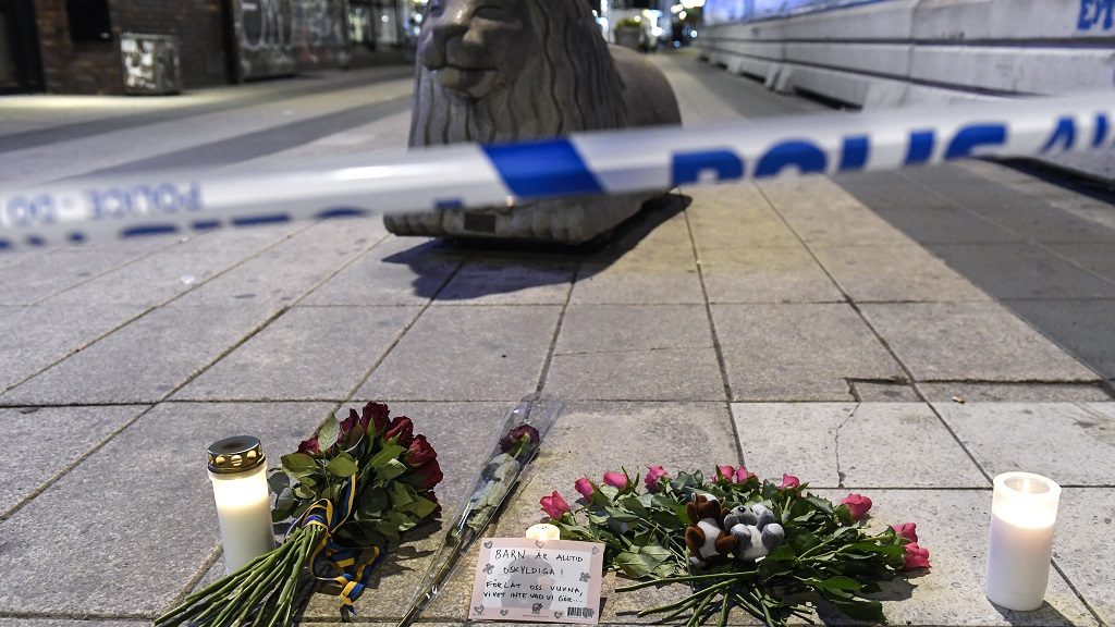 Η Σουηδία αποτίει φόρο τιμής στα θύματα της τρομοκρατικής επίθεσης