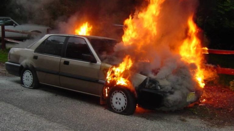Βόλος: Αυτοκίνητο πήρε φωτιά στα Καλά Νερά