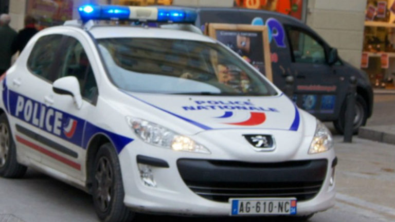 Γαλλία: Έρευνες της αστυνομίας για οδηγό που έπεσε με το αυτοκίνητο σε τέμενος
