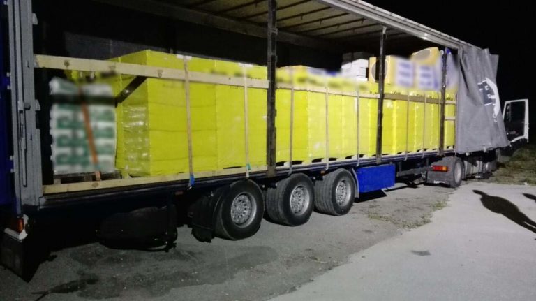 58χρονος συνελήφθη για μεταφορά 100.000 λαθραίων πακέτων τσιγάρων