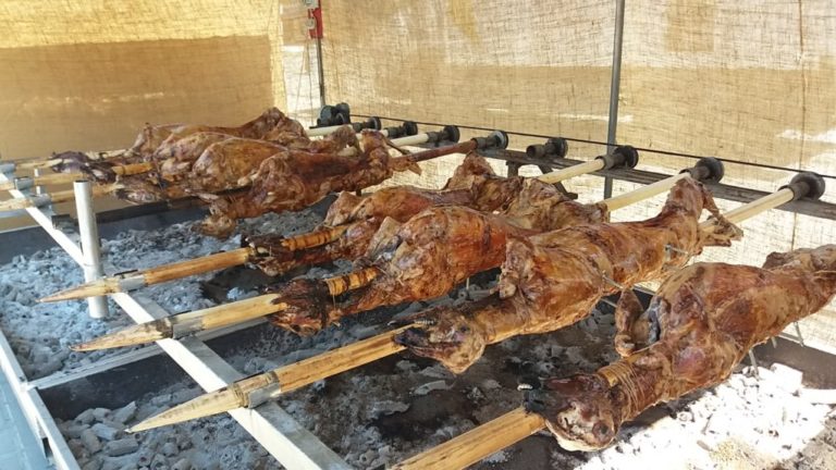 Στις σούβλες ο οβελίας απ’ το πρωί στην Τρίπολη