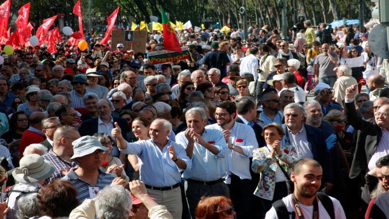 Τα γαρύφαλλα ξανά στους δρόμους της Πορτογαλίας – 43 χρόνια από την επανάσταση