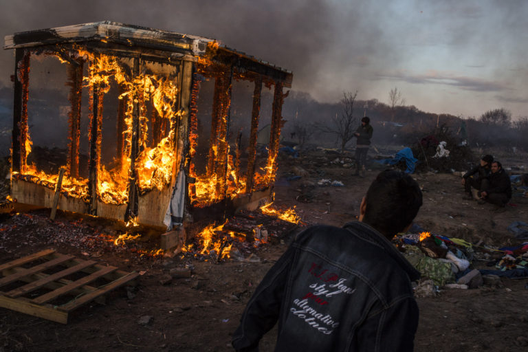 Κάηκε καταυλισμός προσφύγων στη Γαλλία  μετά από συμπλοκές (video)