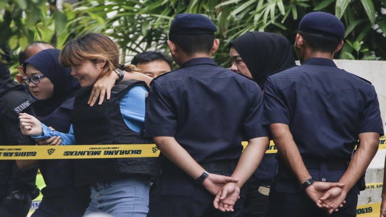 Στο δικαστήριο οι κατηγορούμενες για τον φόνο του αδελφού του Κιμ Γιονγκ Ουν