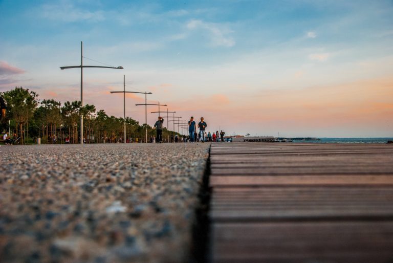 Αντιδράσεις για τα τραπεζοκαθίσματα στην Νέα Παραλία