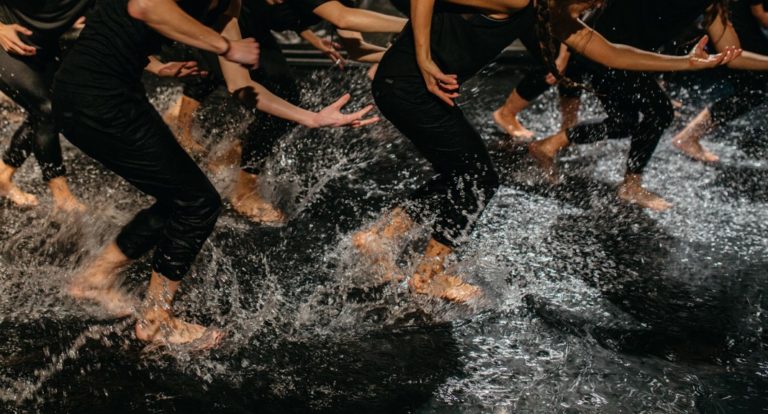 «Στύγα, η θεά των υδάτων» – Χορός μέσα στο νερό (video)