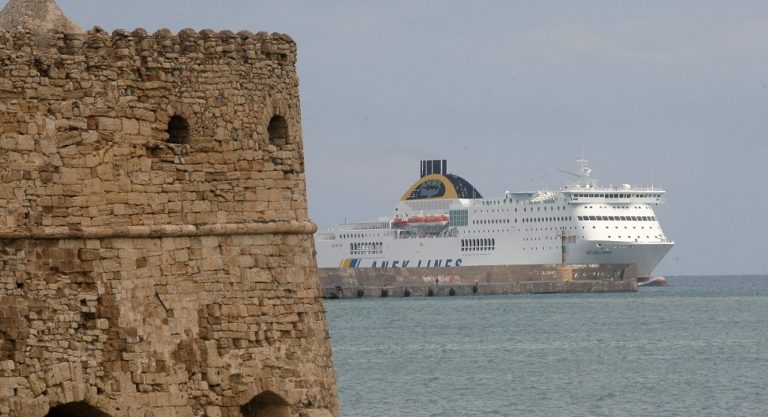 Στο λιμάνι της Πάτρας προσέκρουσε το Hellenic Spirit