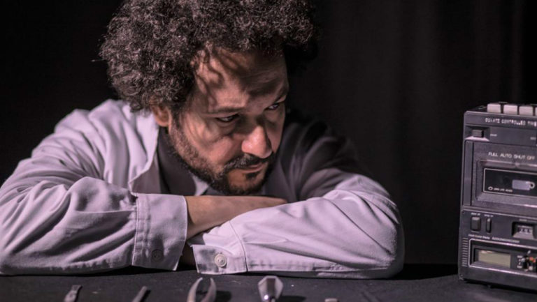 “Μια εξαιρετικά απλή δουλειά” στο Studio Μαυρομιχάλη (video)
