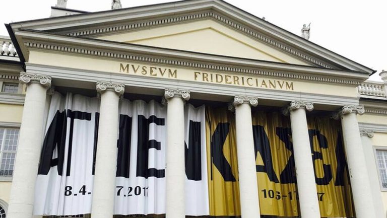 Documenta 14: Λευκός καπνός στο Κάσελ, βιβλιοκατασκευές στην Αθήνα από τον D. Knorr