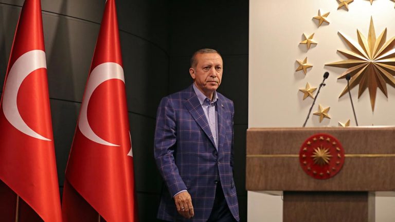 Υπό κατάρρευση η τουρκική λίρα
