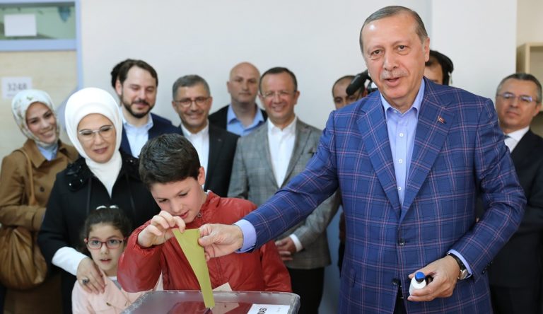 Στις κάλπες η Τουρκία – Ερντογάν: Ψηφοφορία για το μέλλον της Τουρκίας (video)