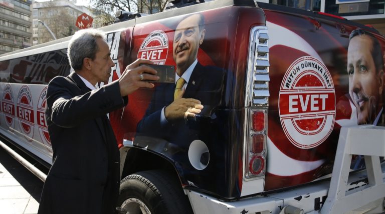 Ντέρμπι στο τουρκικό δημοψήφισμα δείχνουν οι δημοσκοπήσεις (video)