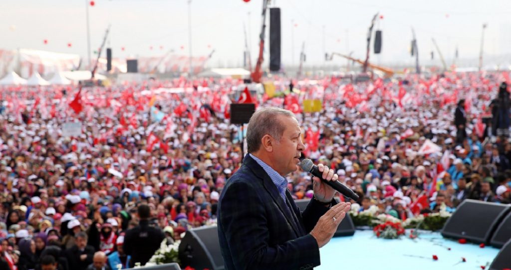 Μεγάλη συγκέντρωση υπέρ του “ναι” στην Κωνσταντινούπολη (video)