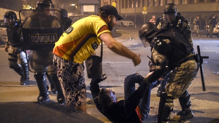 Σκόπια: Έκρυθμη η κατάσταση – Έκκληση Ιβανόφ για ηρεμία – Aνησυχία της Αθήνας