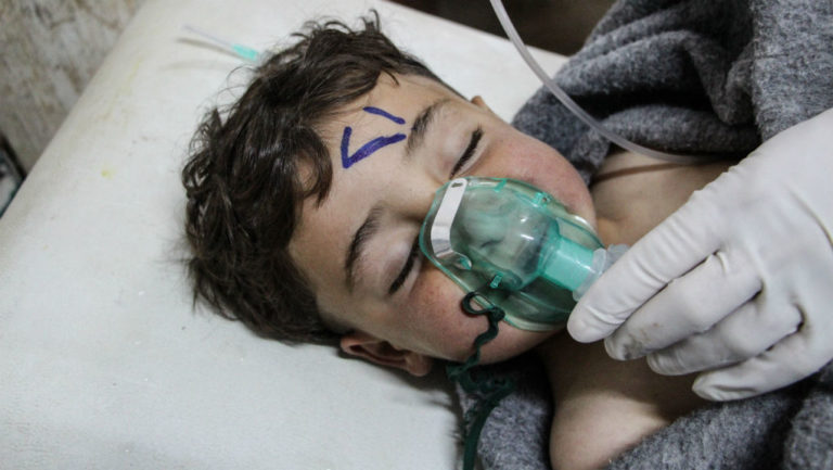 Συρία: Φρίκη με τουλάχιστον 100 νεκρούς από την επίθεση με χημικά όπλα (video)