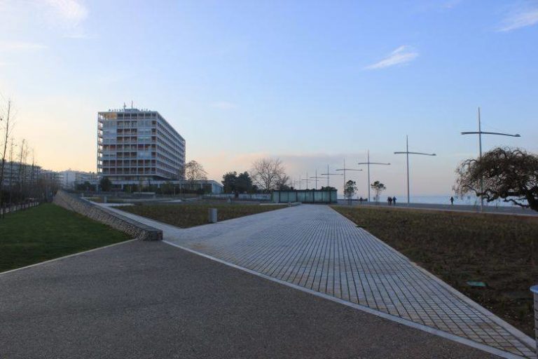 Συγκέντρωση διαμαρτυρίας στη Νέα Παραλία Θεσσαλονίκης για τα τραπεζοκαθίσματα