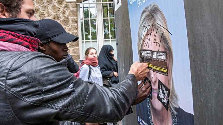 Γαλλία: Διαμαρτυρίες σε προεκλογική συγκέντρωση της Λεπέν