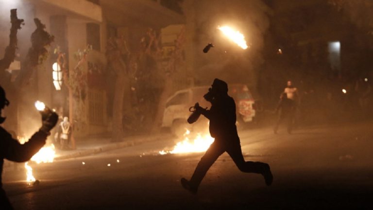 Μπαράζ επιθέσεων σε διμοιρίες των ΜΑΤ στα Εξάρχεια