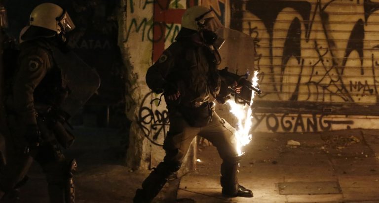 Επίθεση σε διμοιρία των ΜΑΤ στα Εξάρχεια