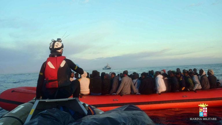 Ιταλία: 8.300 διασωθέντες-15 νεκροί από τα «ταξίδια της απελπισίας» σε ένα 4ημερο
