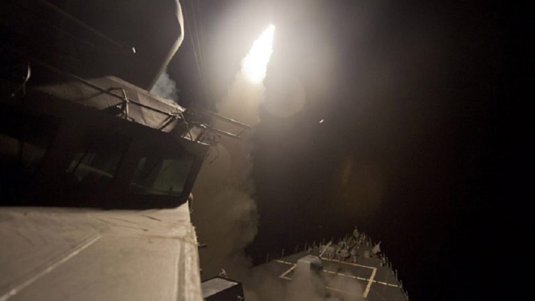 Με δεκάδες πυραύλους Κρουζ βομβάρδισαν οι ΗΠΑ την Συρία (video)