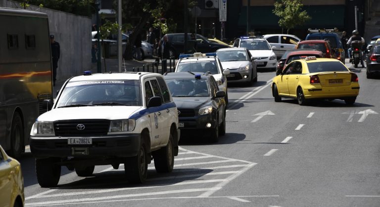 Ελεύθερος, αλλά υπό δρακόντεια μέτρα ασφαλείας ο ένας εκ των οκτώ Τούρκων αξιωματικών