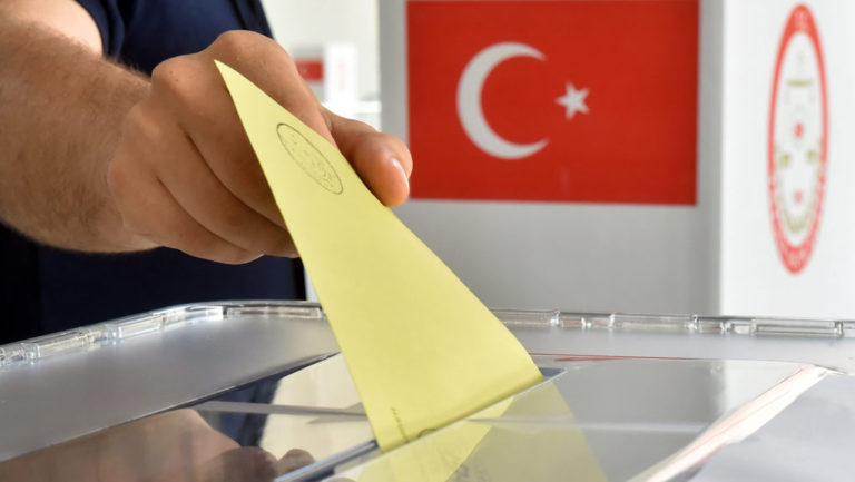 Με διαφορά στήθους το «ναι» στο δημοψήφισμα της Τουρκίας λένε οι δημοσκοπήσεις