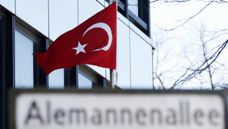 Spiegel: Η Τουρκία κατασκοπεύει πολίτες της σε 35 χώρες