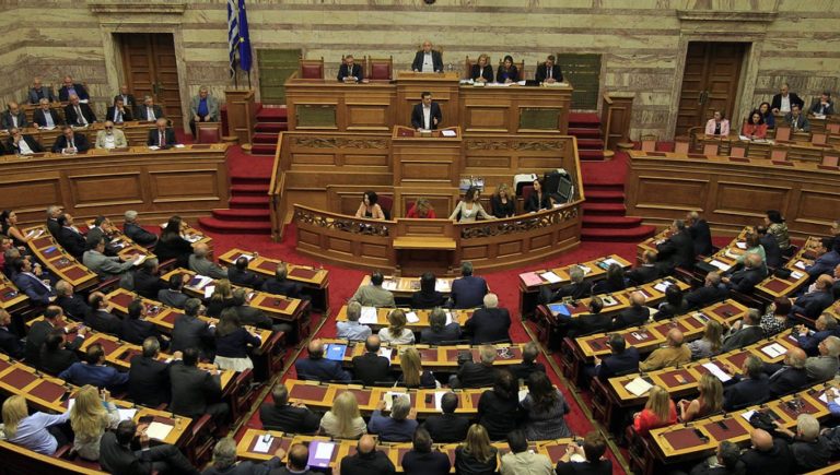 Βουλή: Ένταση προκαλεί τροπολογία περί απαλλαγής προστίμων για λαθρεμπόριο