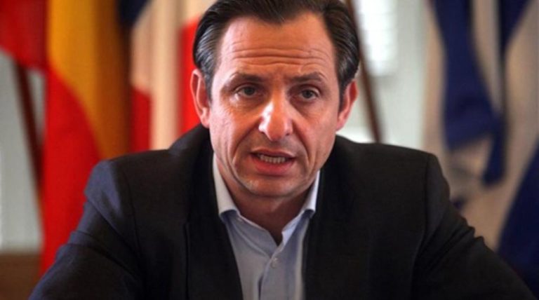Παρουσιάζει το βιβλίο του ο Γ. Χατζημαρκάκης