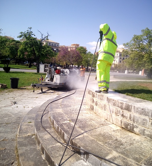 “Όλοι μαζί για την Κέρκυρα” καθαρίζουν την πάνω πλατεία